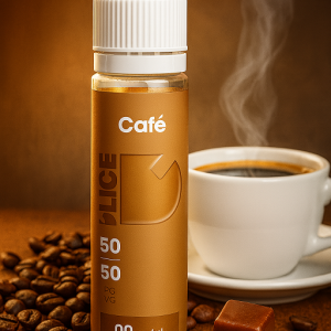 Image du flacon E-liquide Café – D’LICE – 50 ml, entouré de grains de café torréfiés et d’une tasse de café noir fumant sur fond chaleureux. Le visuel doit évoquer à la fois l’intensité et la douceur de l’expérience gustative.