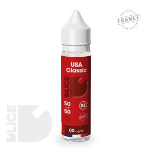 Image du flacon E-liquide USA Classic – D’LICE – 50 ml, posé sur un fond évoquant l’univers américain (drapeau, teintes rouges/blancs/bleus) avec des feuilles de tabac blond séchées en arrière-plan. Un visuel qui met en valeur son caractère classique et authentique.
